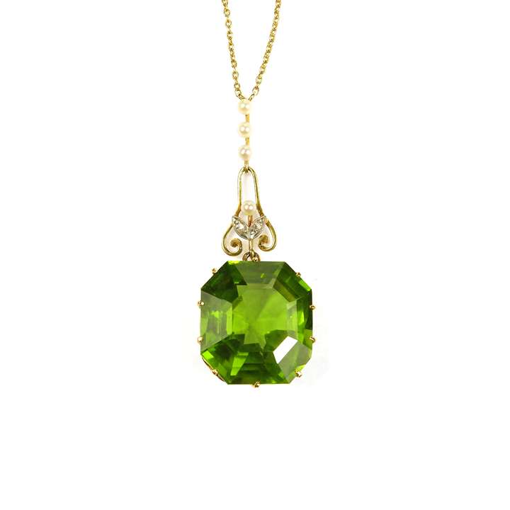 peridot Antique and gold pendant necklace